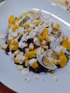 Una foto de Ensalada de mango y salsa de yogurt