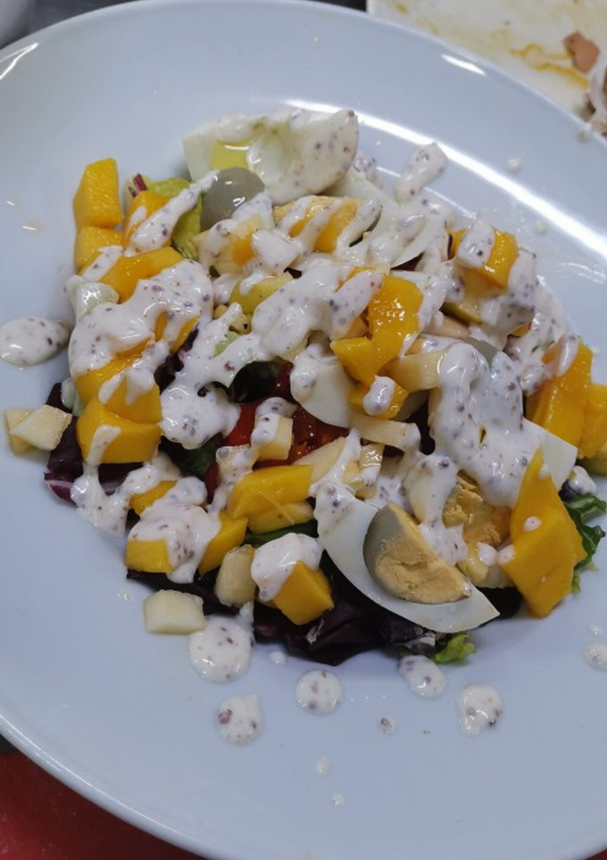 Una foto de Ensalada de mango y salsa de yogurt