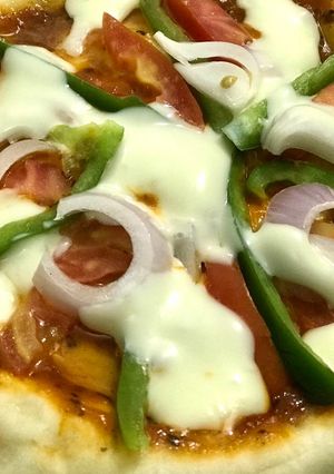 হোম মেড ভেজ প্যান পিৎজা (homemade veg pan pizza recipe in Bengali) রেসিপির প্রধান ছবি