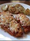 Milanesas a la napolitana (filetes empanados de pollo)