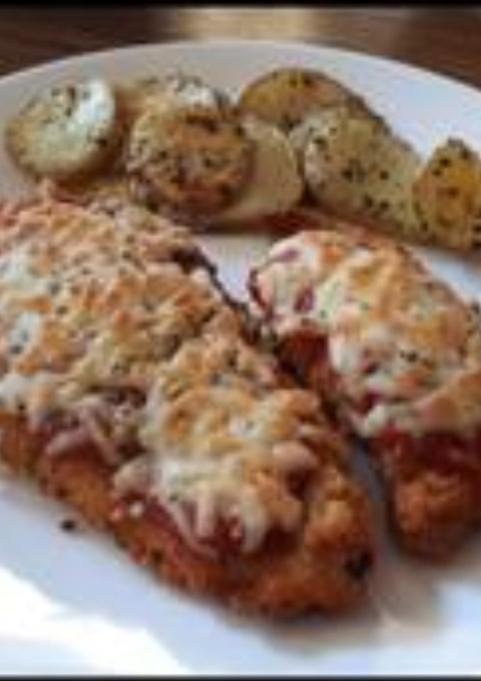 Una foto de Milanesas a la napolitana (filetes empanados de pollo)