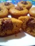 Magdalenas de banana rellenas de frosting de chocolate casero