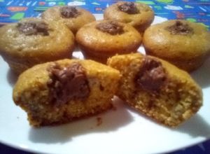 Una foto de Magdalenas de banana rellenas de frosting de chocolate casero