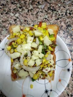 બ્રેડ પીઝા (Bread Pizza Recipe In Gujarati) રેસીપી મુખ્ય ફોટો