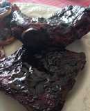 Costillar de cerdo glaseado con salsa de chocolate