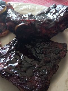 Una foto de Costillar de cerdo glaseado con salsa de chocolate