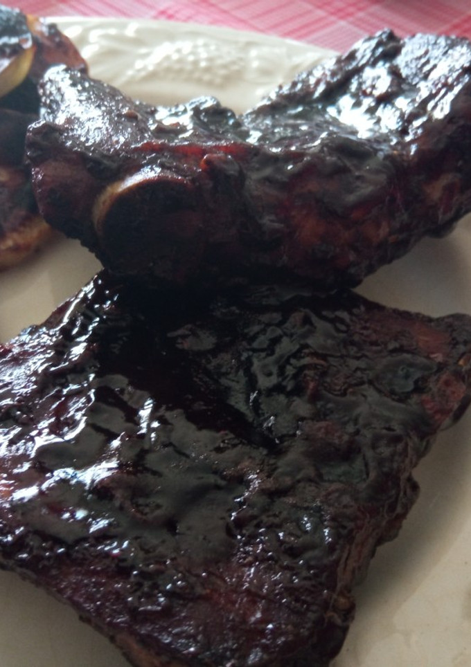 Una foto de Costillar de cerdo glaseado con salsa de chocolate