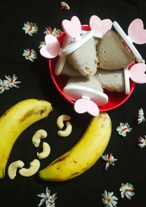 બનાના કાજુ કુલ્ફી (Banana Kaju Kulfi Recipe In Gujarati) રેસીપી મુખ્ય ફોટો