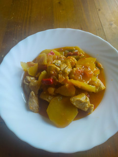 Una foto de Pollo con verduras y patatas!