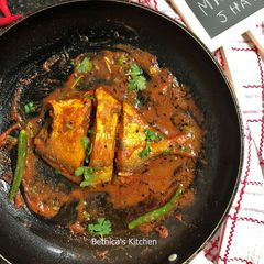 A picture of Pomfret Macher Jhal (Bengali Fish Curry).