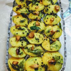 A picture of Kanchipuram idlis.