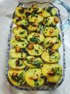 A picture of Kanchipuram idlis.