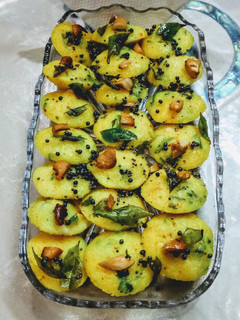 A picture of Kanchipuram idlis.