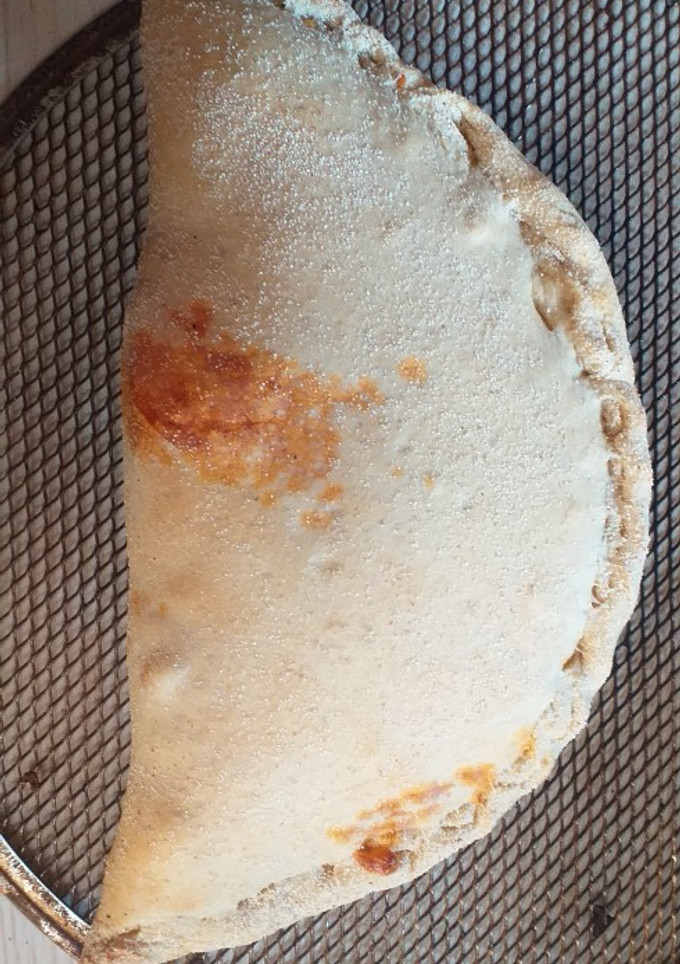 Una foto de Calzone con salsa de tomate