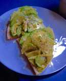 Tosta de aguacate con lima y jengibre en pan árabe
