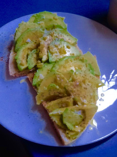 Una foto de Tosta de aguacate con lima y jengibre en pan árabe