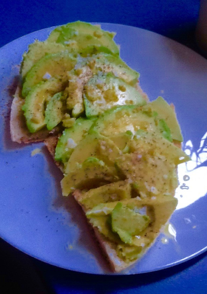 Una foto de Tosta de aguacate con lima y jengibre en pan árabe