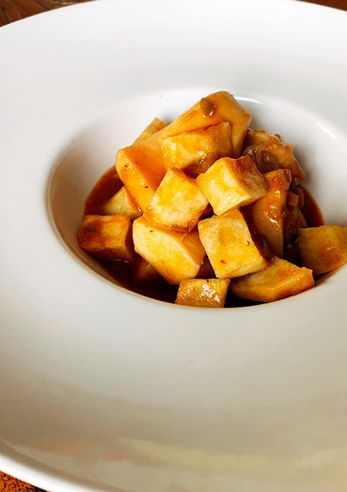 Una foto de Choco guisado con papas fritas