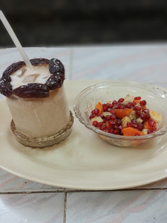 பிரூட் சாலட் வித் டேட்ஸ் மில்க் ஷேக் (Fruit salad with dates milkshake Recipe in Tamil) செய்முறை முக்கிய புகைப்படம்