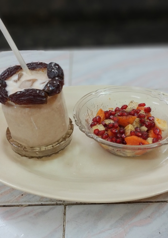 பிரூட் சாலட் வித் டேட்ஸ் மில்க் ஷேக் (Fruit salad with dates milkshake Recipe in Tamil) செய்முறை முக்கிய புகைப்படம்