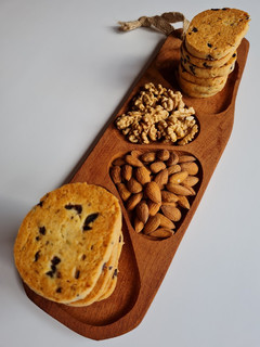 Una foto de Cookies saladas de queso y olivas negras 🖤