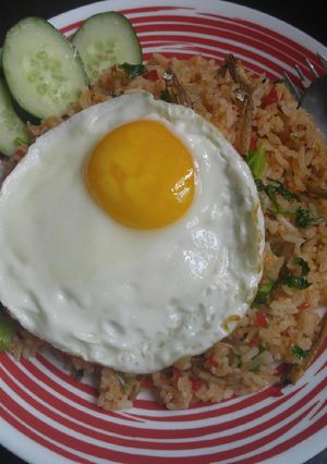 Foto resep Nasgor teri sambel terasi telur ceplok 🍳