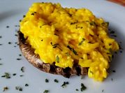 Una foto di risotto alla milanese