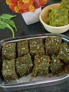 पालक कोथिम्बीर वड़ी (Palak Kothambir Vadi ki recipe in hindi) रेसिपी मुख्य फोटो