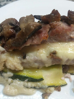 Una foto de Milhoja de solomillo de cerdo con queso, calabacín y champiñones