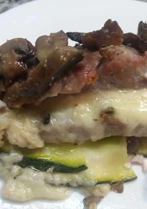 Una foto de Milhoja de solomillo de cerdo con queso, calabacín y champiñones