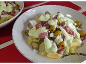 Una foto de ensalada con salami