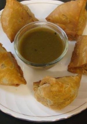 આલુ મટર સમોસા (Aloo Matar Samosa Recipe In Gujarati) રેસીપી મુખ્ય ફોટો