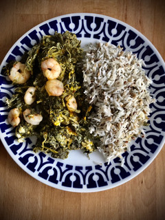 Una foto de Revuelto de grelos con gambas y arroz con semillas