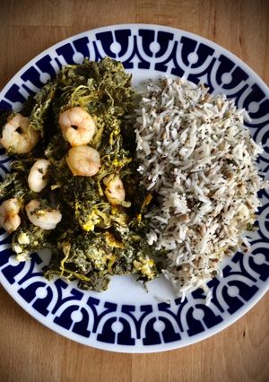 Una foto de Revuelto de grelos con gambas y arroz con semillas