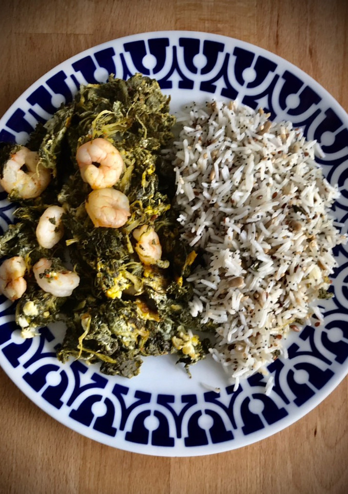 Una foto de Revuelto de grelos con gambas y arroz con semillas
