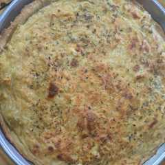 Una foto de Tarta de cebolla con masa de garbanzos