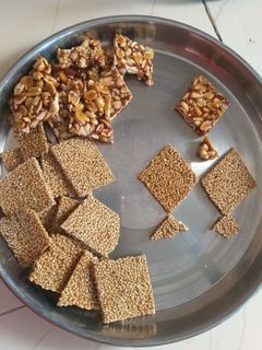 તલ ની ચીક્કી શીંગ ની ચીક્કી (Til Chikki Shing Chikki Recipe In Gujarati) રેસીપી મુખ્ય ફોટો