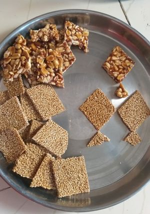 તલ ની ચીક્કી શીંગ ની ચીક્કી (Til Chikki Shing Chikki Recipe In Gujarati) રેસીપી મુખ્ય ફોટો