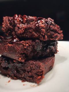 Una foto de Brownies húmedos saludables. Con un ingrediente secreto! Sin azúcar o manteca. Mi invento!🍫