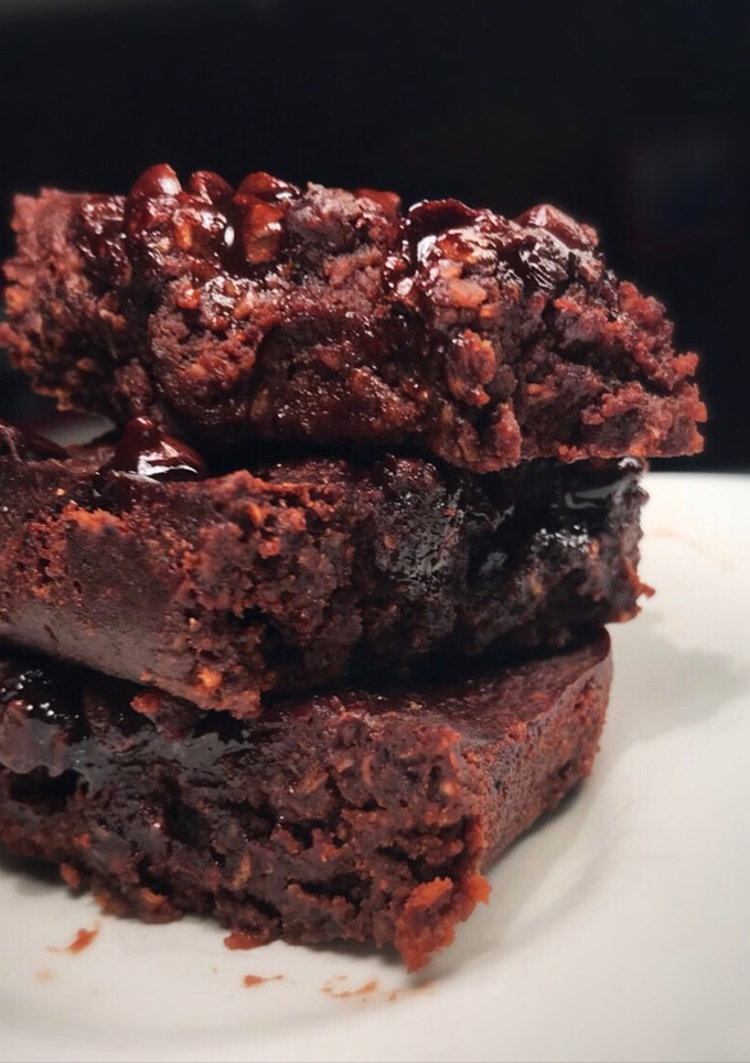 Una foto de Brownies húmedos saludables. Con un ingrediente secreto! Sin azúcar o manteca. Mi invento!🍫