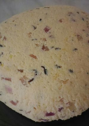 Lilahagymás házi sajt köménnyel recept fotója