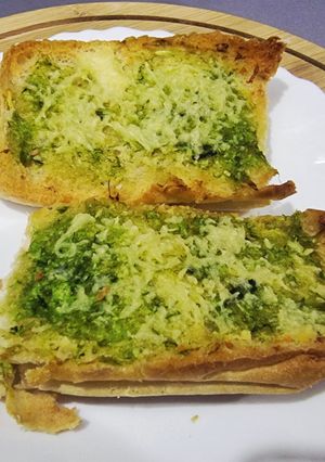 A picture of Garlic bread buns toasts.