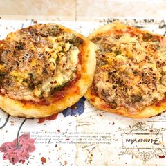 A picture of Fatayer Lahoom (Mince Pizzas).