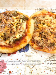A picture of Fatayer Lahoom (Mince Pizzas).