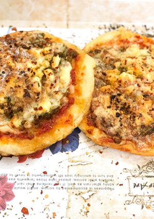 A picture of Fatayer Lahoom (Mince Pizzas).