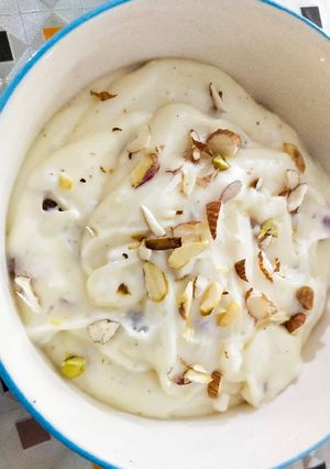 કેસર- પીસ્તા- ઈલાયચી શ્રીખંડ (Kesar-Pista-Elaichi Shrikhand Recipe In Gujarati) રેસીપી મુખ્ય ફોટો