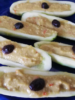 Una foto de Pepinos rellenos de guacamole 🥑