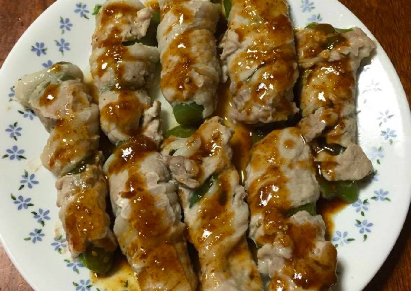 Very quickly! So easy! Pork wrapped in green pepper (outline)