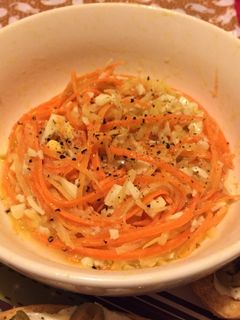 Una foto de Ensalada de zanahoria y pera