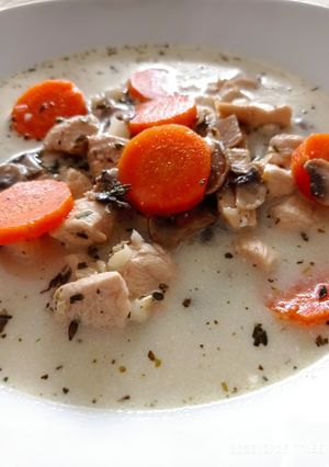 Csirkemellragu-leves barnarizzsel recept fotója